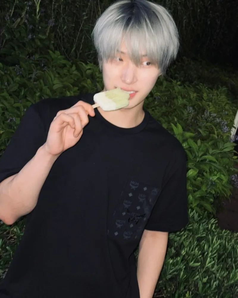 吃冰淇淋的「灰色貓」真實存在…ATEEZ 旻起，超可愛魅力