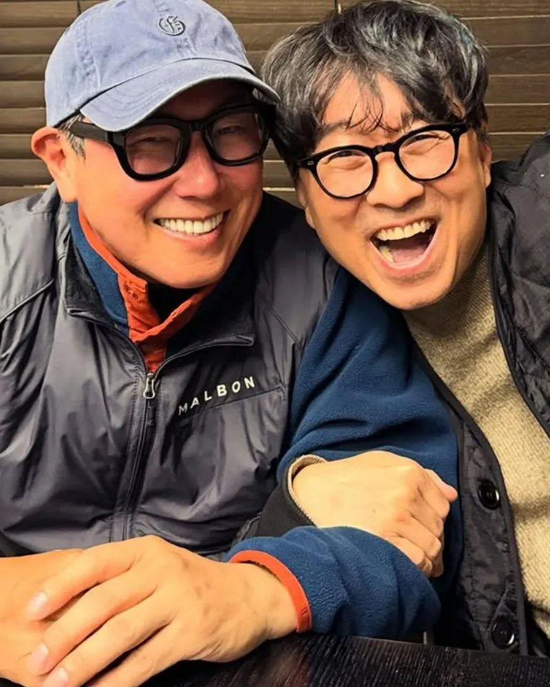 「最近最火的人」…尹鍾信與導演張恒俊咔嚓合影