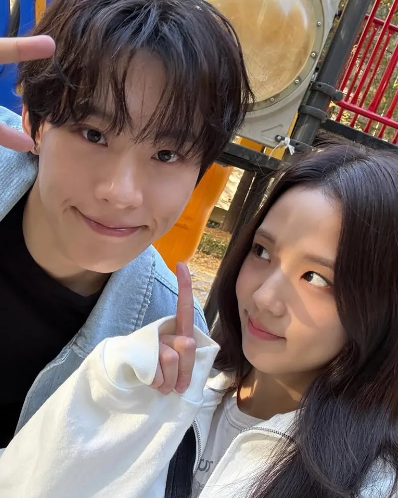 Jisoo’s Viral Two-Shot With Kim Sung Cheol — “The Ex-Boyfriend Chemistry Is Real”