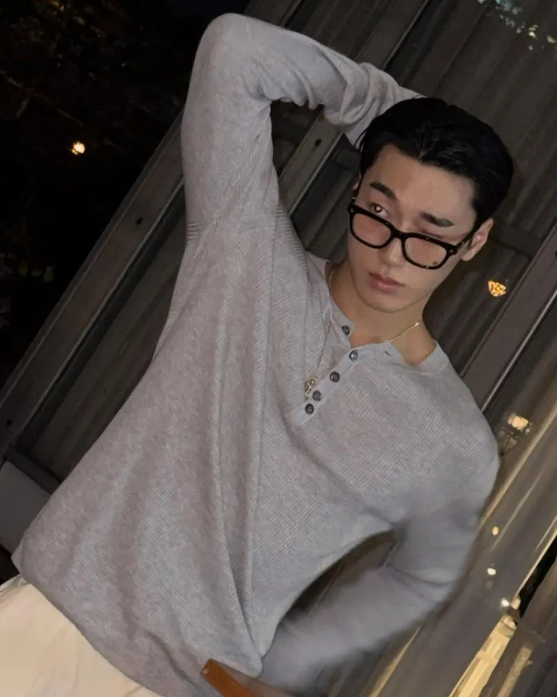 ATEEZ 山，背頭＋粗框眼鏡…時髦氛圍滿滿