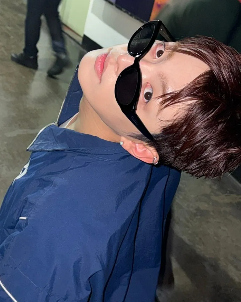 Até de cabelo curto, é puro charme… Hongjoong, do ATEEZ, de óculos escuros, exibe vibe ‘nalti’