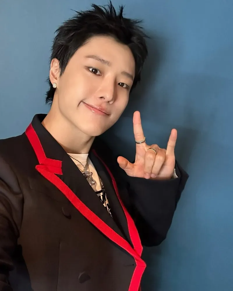 “短发”超合衬…WOODZ，暖帅的“摇滚精神”造型吸睛