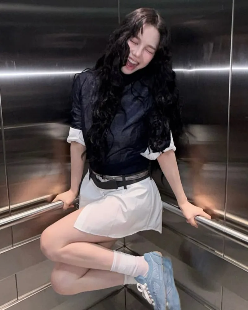 에스파 카리나, 새 신발 신고 '폴짝'…귀여운 포즈로 '시선 집중'