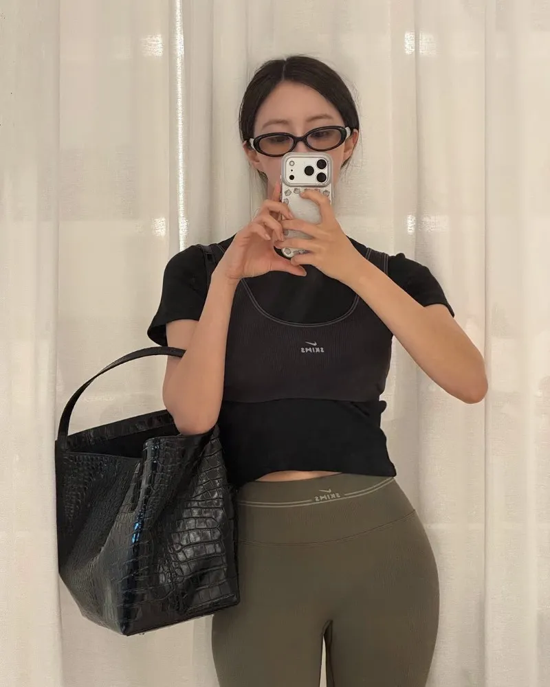 ヒョミン、レギンスも完璧に着こなし「ボディは芸術」