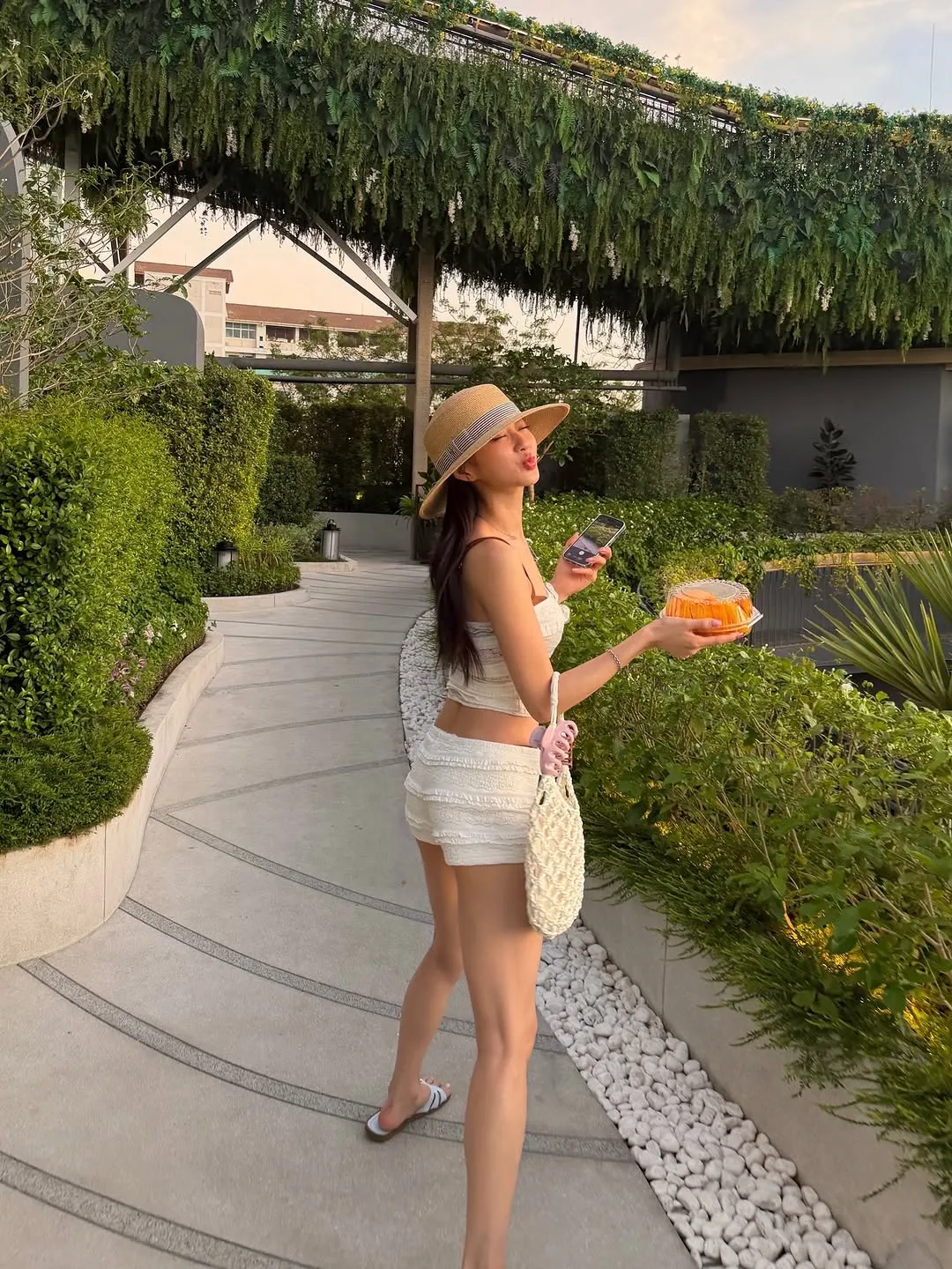 Nine Muses, Kyungri, Instagram, piscina, resort, biquíni, boa forma, pôr do sol