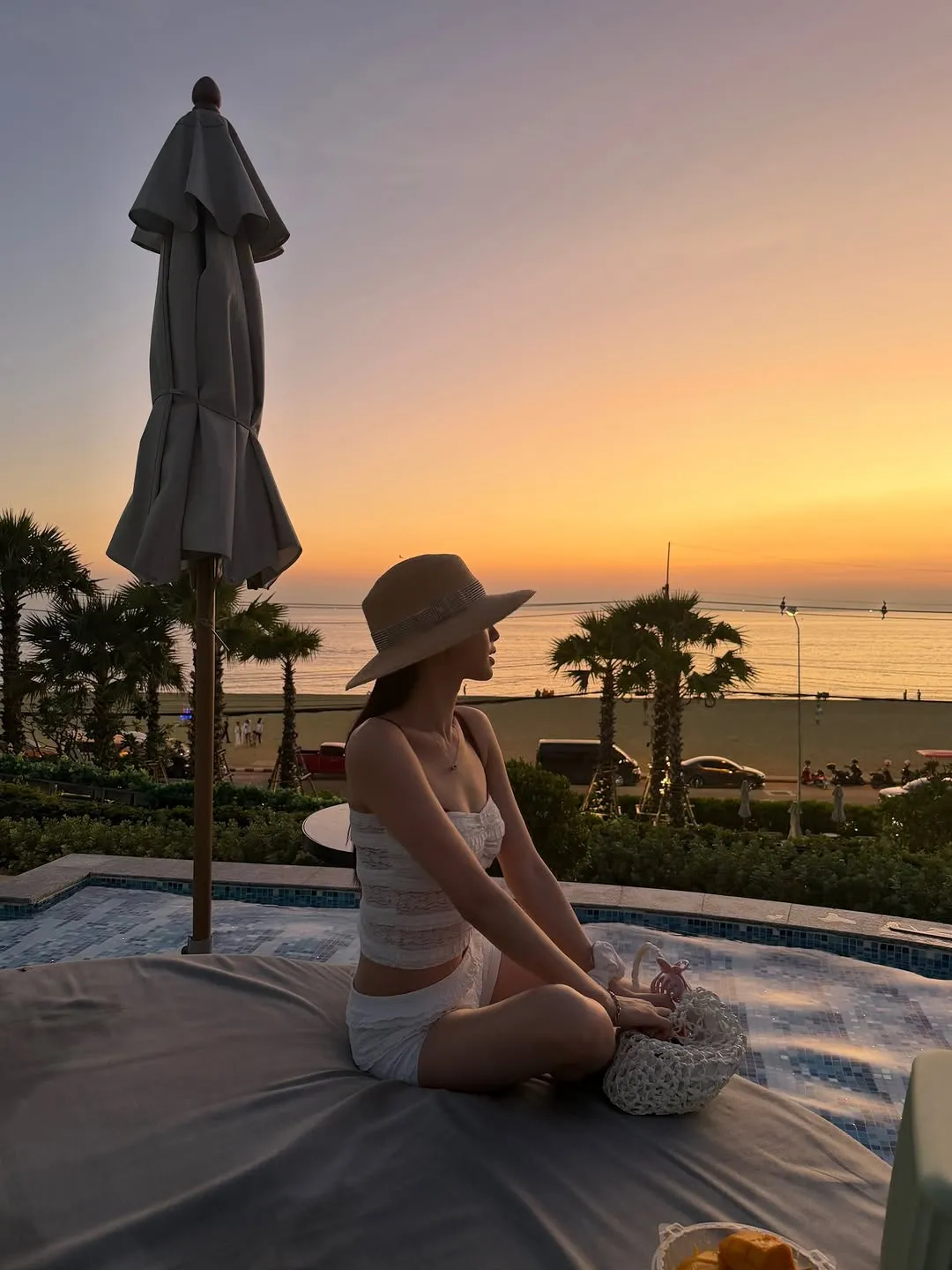 Nine Muses, Kyungri, Instagram, piscina, resort, biquíni, boa forma, pôr do sol