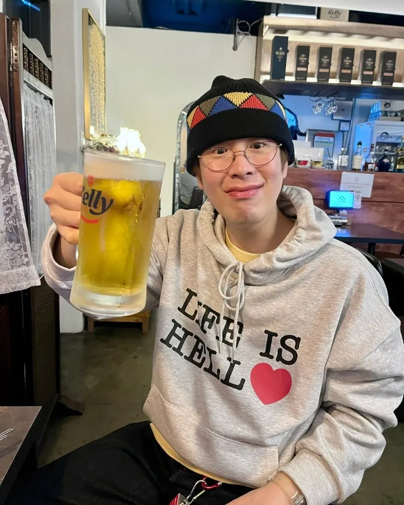 옆자리 비어있죠?…블락비 피오, 익살스러운 맥주 '건배샷'