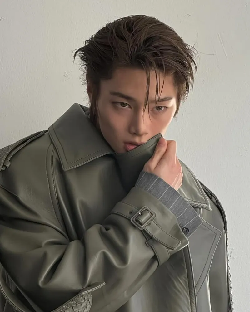 스트레이 키즈 아이엔, 가죽 트렌치코트 '눈길'…도회적인 매력