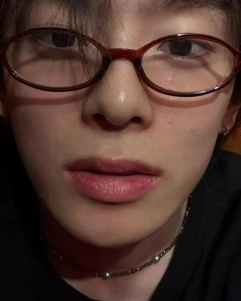 クセ強めのメガネも難なく着こなし…VERIVERY カン・ミン、隠しきれないビジュアル