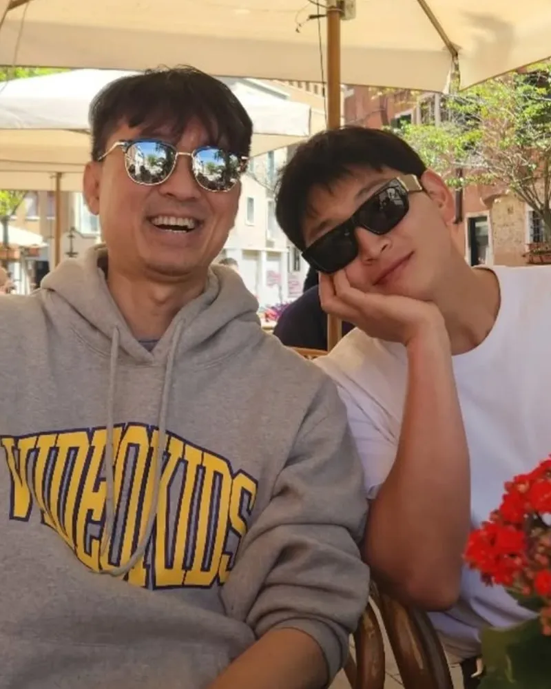 「リバウンド」チョン・ジヌン、“千万観客の監督”チャン・ハンジュンと2ショット「劇場に駆けつける」