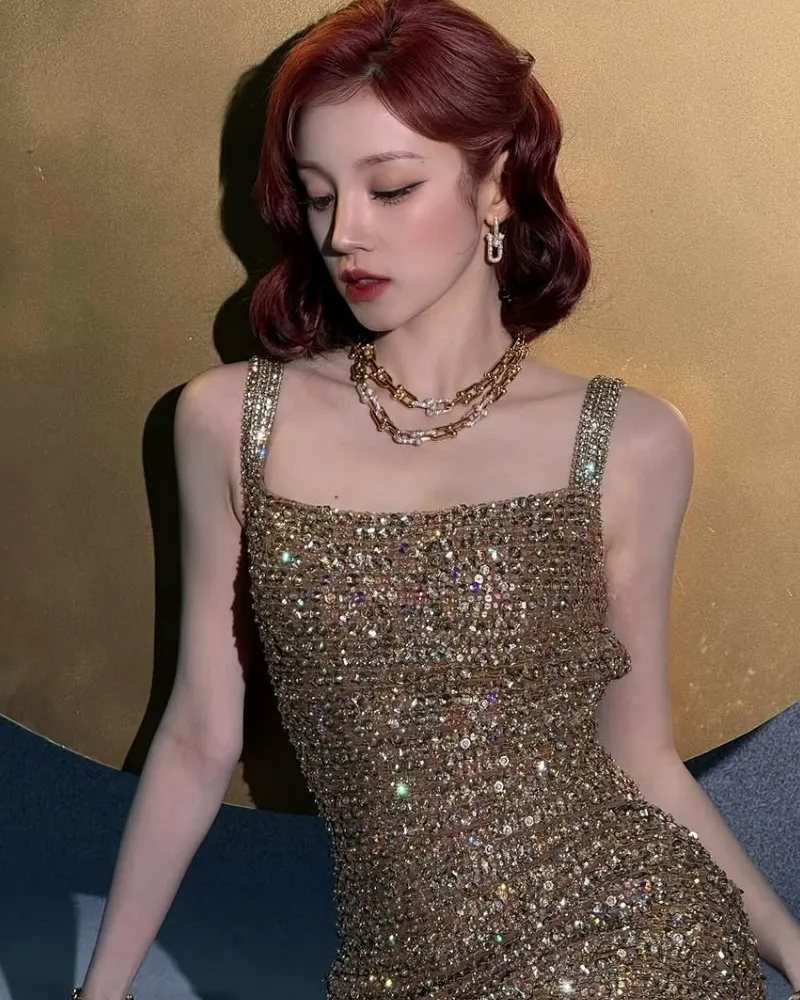 (G)I-DLE宋雨琦，以露背礼服展现“令人屏息”的美态