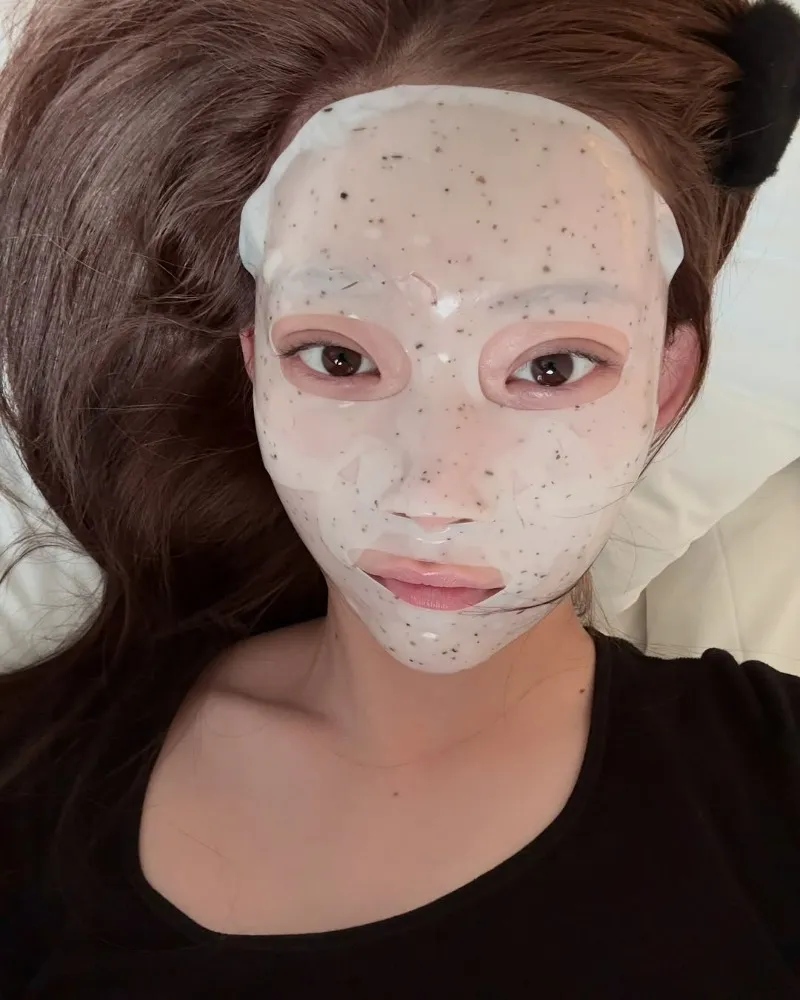 Billlie’s Tsuki Proves Her Skincare Game Is Strong — Beauty That Shines Through a Sheet Mask