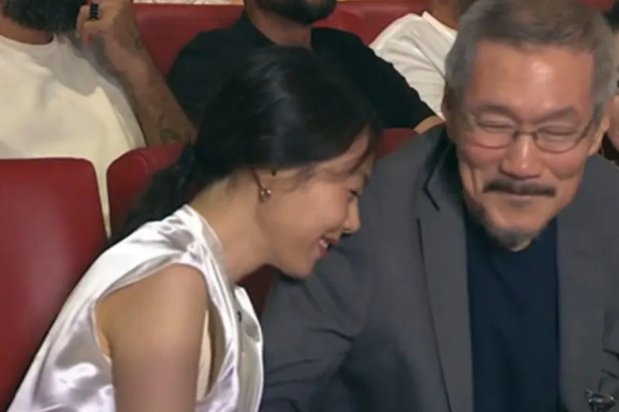 홍상수♥김민희, '혼외자' 아들과 공항서 포착…목격담 확산