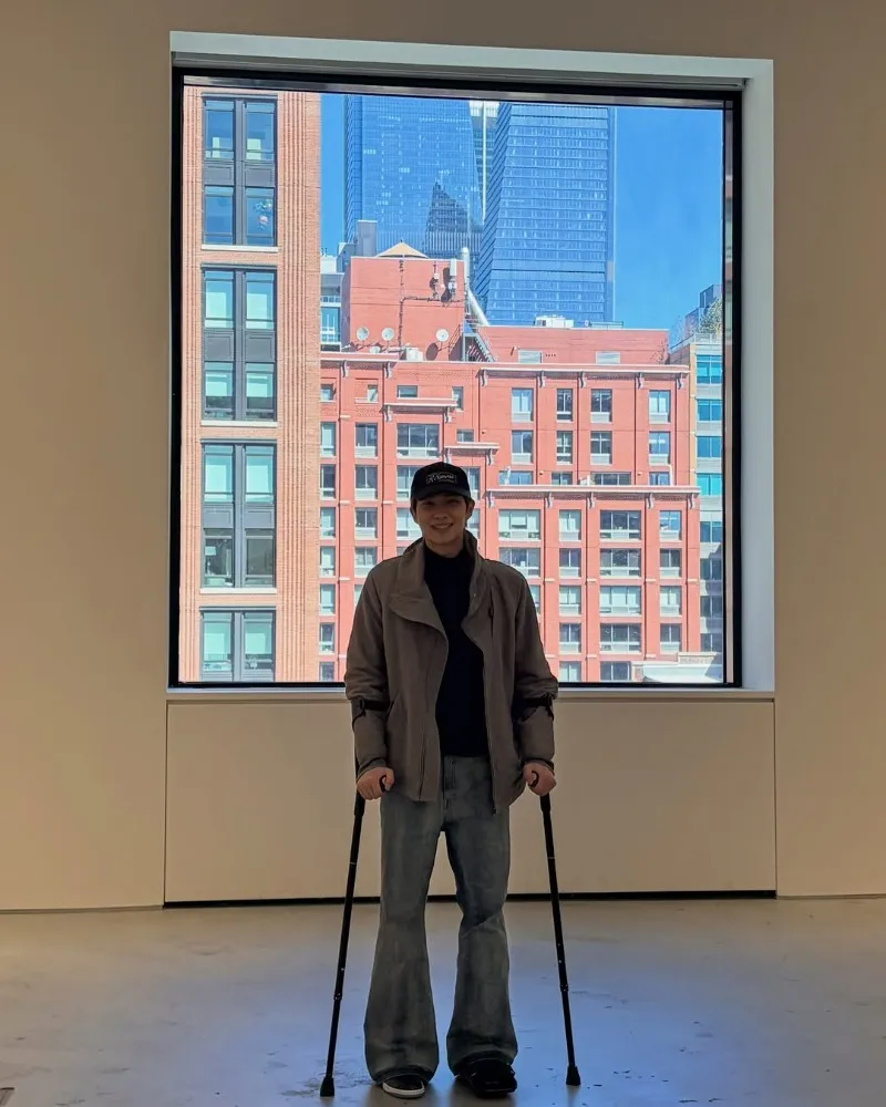 RM BTS ungkap kabar terbaru, terlihat memakai kruk: "Ayo berenang"