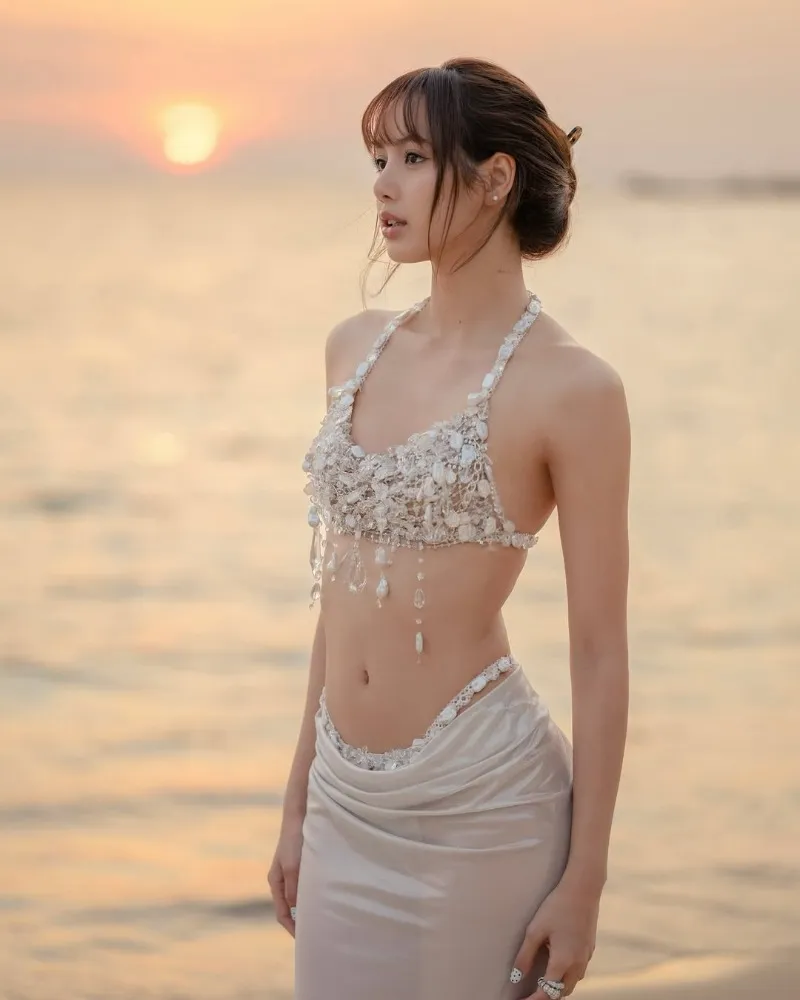 Lisa (BLACKPINK) đẹp như 'nàng tiên cá' bản live-action, khoe vóc dáng chữ S trên bãi biển