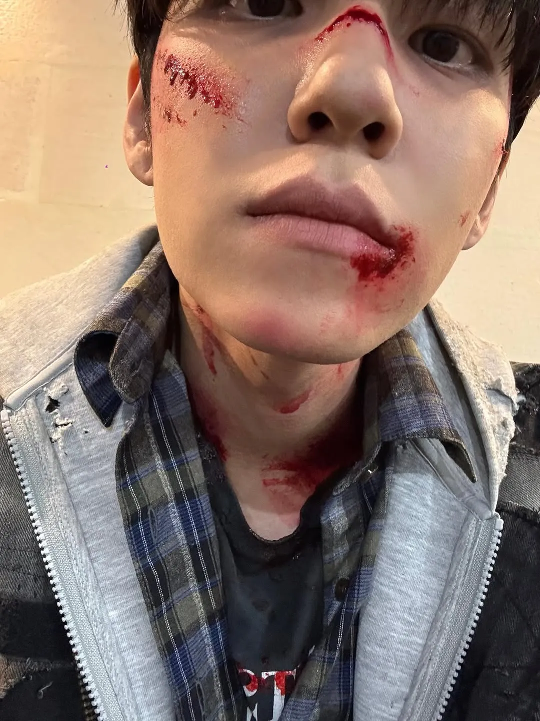 Wonpil de DAY6 deslumbra entre sangre: "Con un zombi así…"