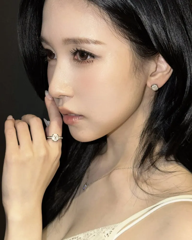 TWICE Mina，侧颜如画…高挺鼻梁与利落下颌线吸睛