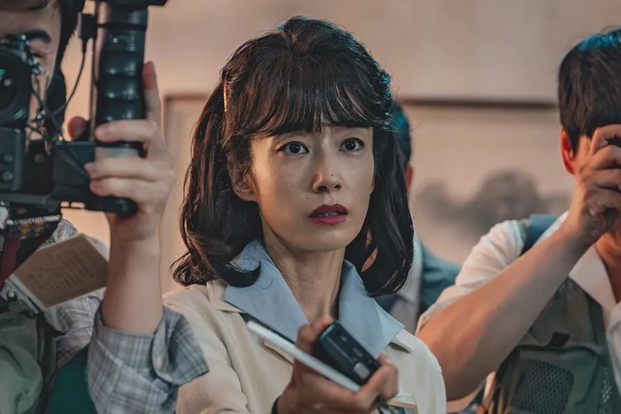 Kwak Sun-young em Espantalho: cafona, mas linda; transformação em repórter dos anos 1970