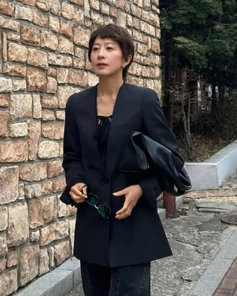 Às vésperas de aparecer em programa com Kim Seon-ho, Kim Hee-ae surpreende com corte curto ousado