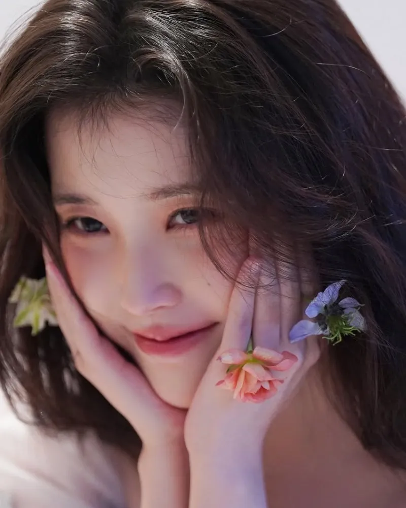 “สวยกว่าดอกไม้” ไอยู แม้ช็อต B-cut ก็ลุคสวยระดับนิตยสาร