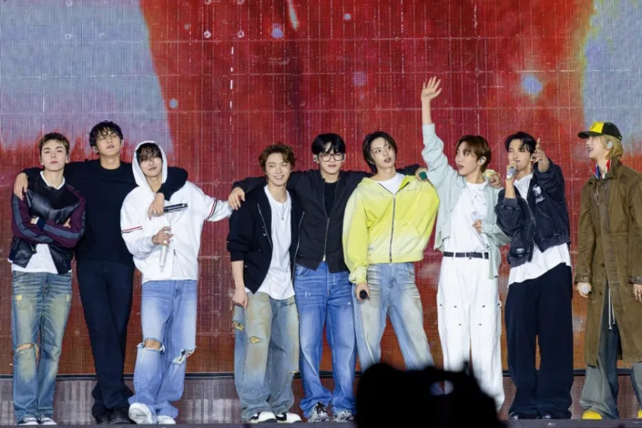 セブンティーン、「13人完全体」で再契約…アンコール公演でサプライズ発表