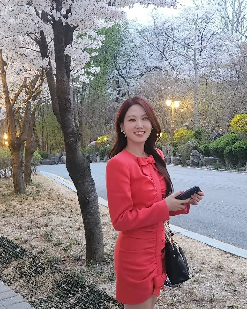 是《非常律师禹英禑》的朴恩斌吗？穿红色连衣裙赏樱的近况