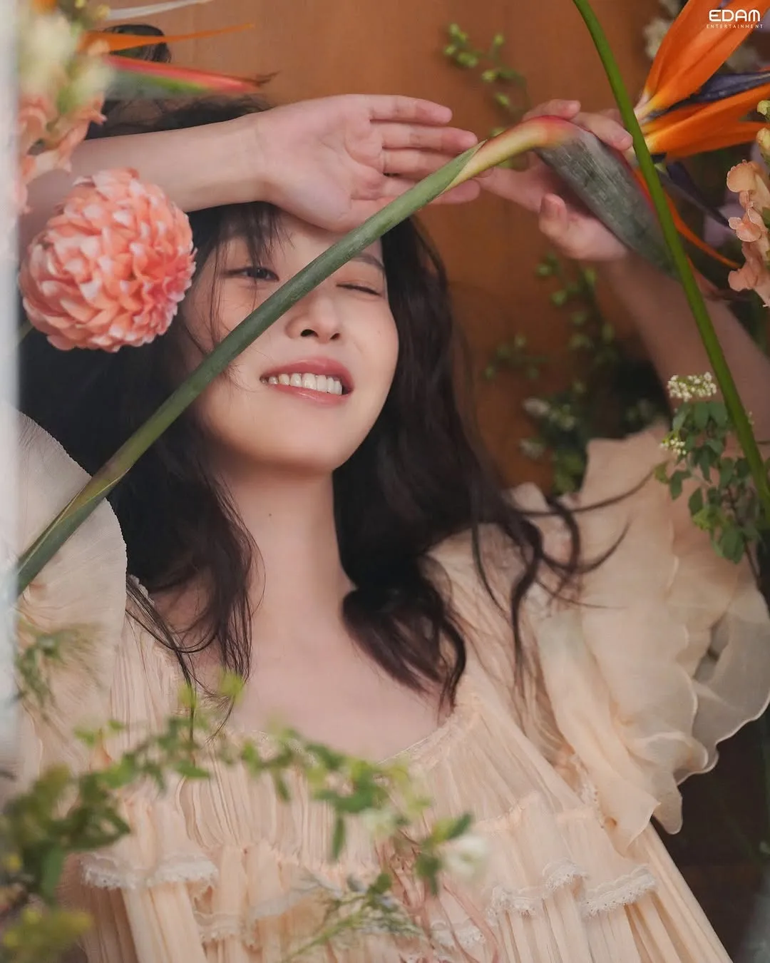 IU, Instagram, ELLE, Perfect Crown, MBC, Friday-Saturday drama, Byeon Woo-seok, Drama, Behind-the-scenes