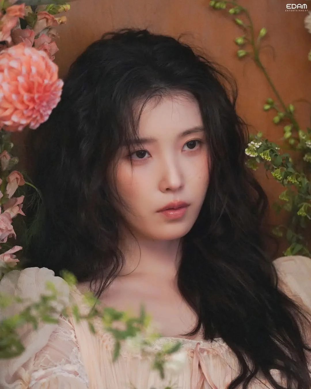 IU, Instagram, ELLE, Perfect Crown, MBC, Friday-Saturday drama, Byeon Woo-seok, Drama, Behind-the-scenes