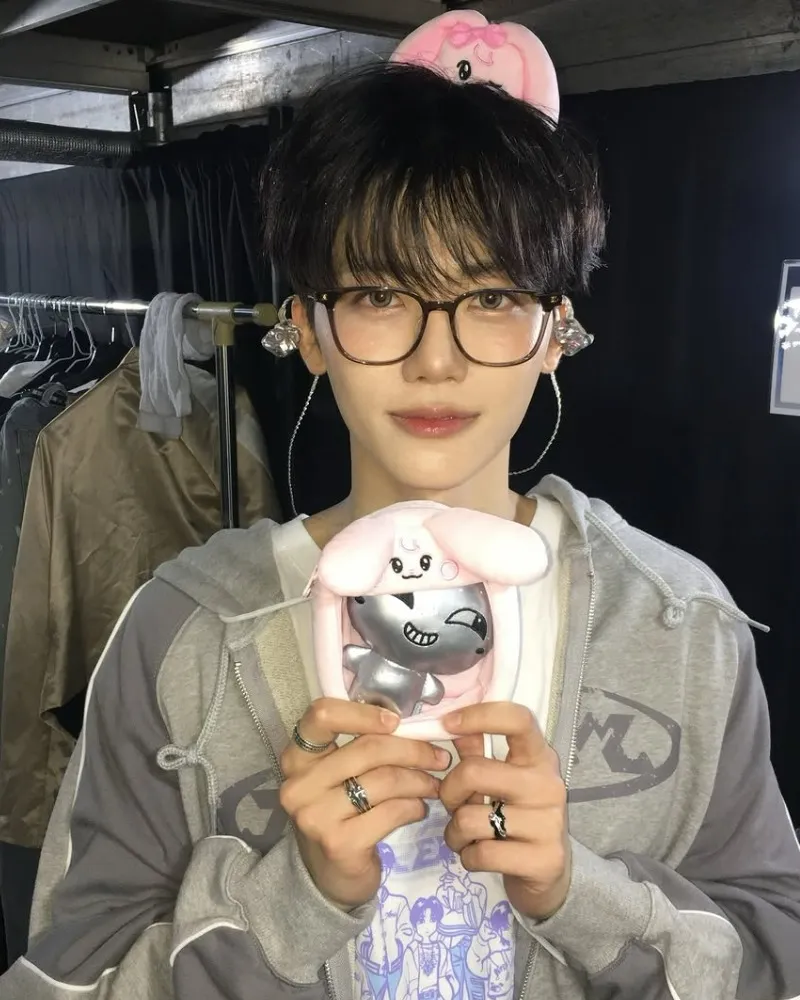 Jaemin (NCT) vẫn rạng rỡ dù Mark và Ten chia tay, cập nhật hình ảnh 'cún con đeo kính'