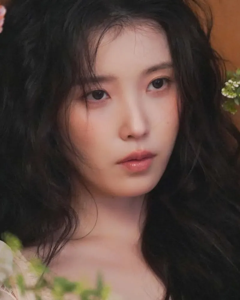 IU, Instagram, ELLE, Perfect Crown, MBC, Friday-Saturday drama, Byeon Woo-seok, Drama, Behind-the-scenes