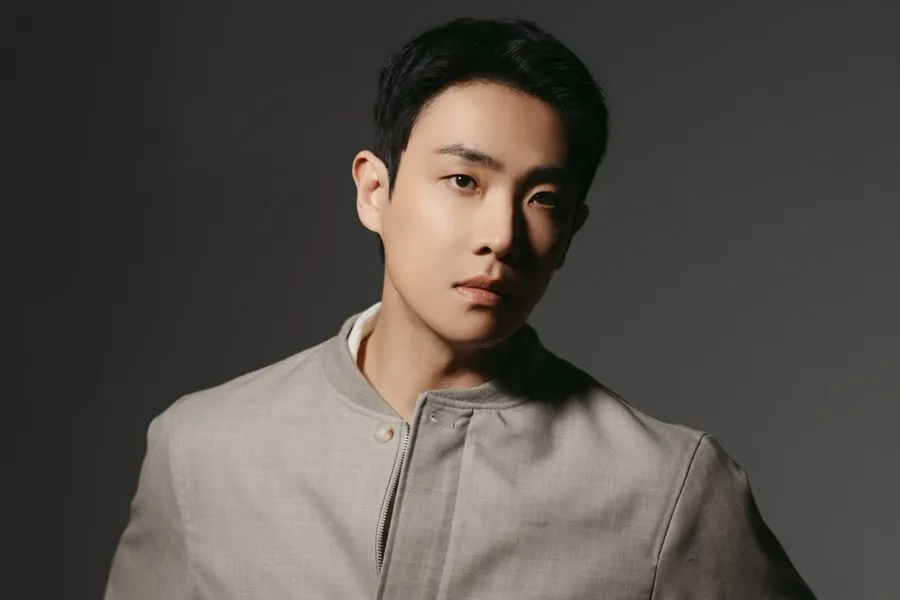 Benarkah itu Lee Joon dari 2 Days & 1 Night? Cuplikan di balik layar iklan dirilis… menonjol dengan karisma tak tertandingi