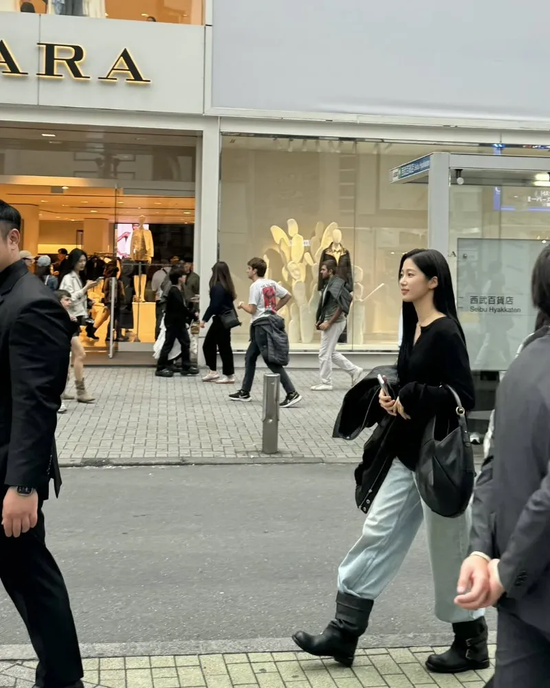 Bintang K-pop Ternama Muncul di Jalanan Jepang!… Identitas Idol yang Mengundang Kerumunan