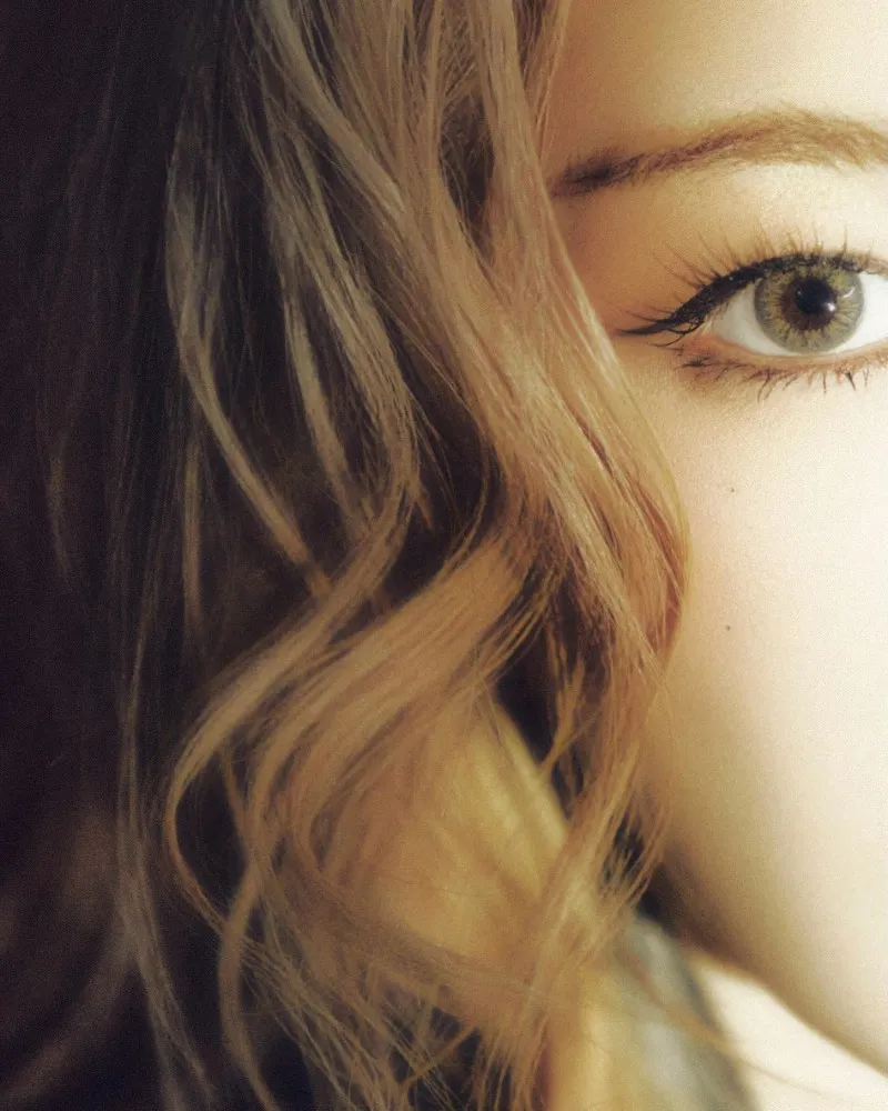 Primeiro álbum após mudar de agência… Quem é a cantora que mostra só os olhos antes do comeback de abril?