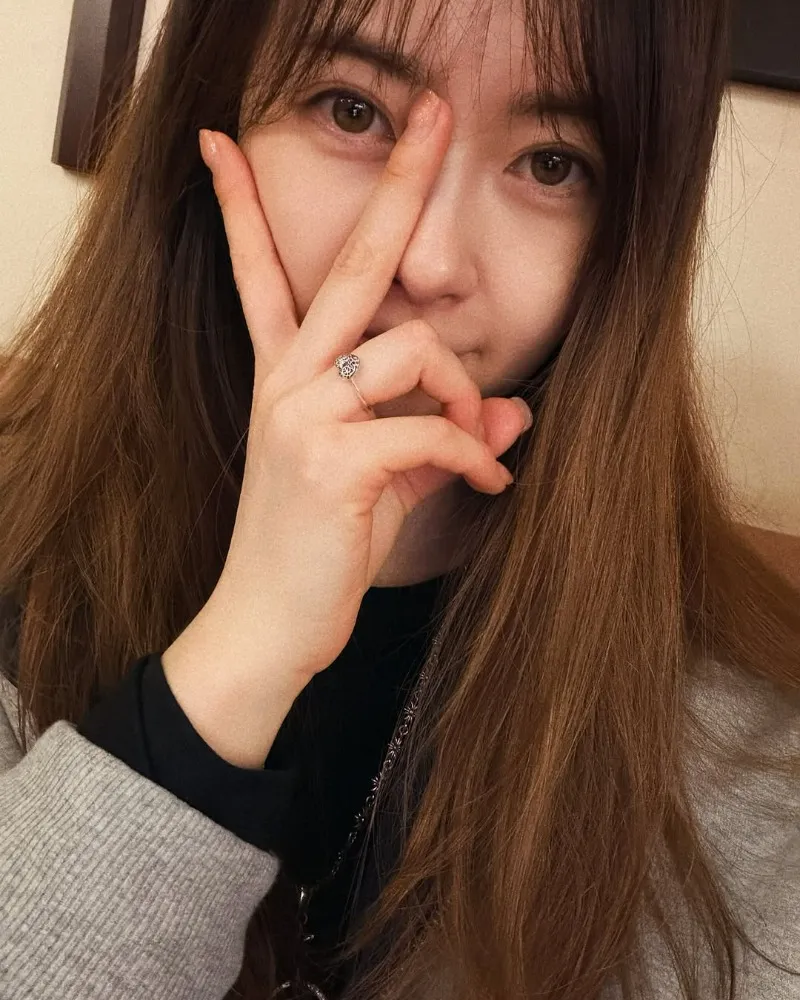 Cincin di jari manis Go Ara… apa artinya?