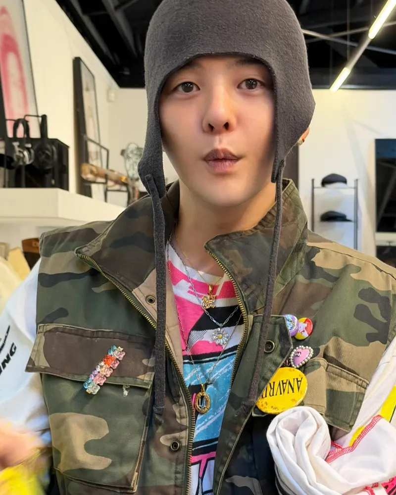 G-Dragon posta nas redes antes do Coachella; senso de moda chama atenção