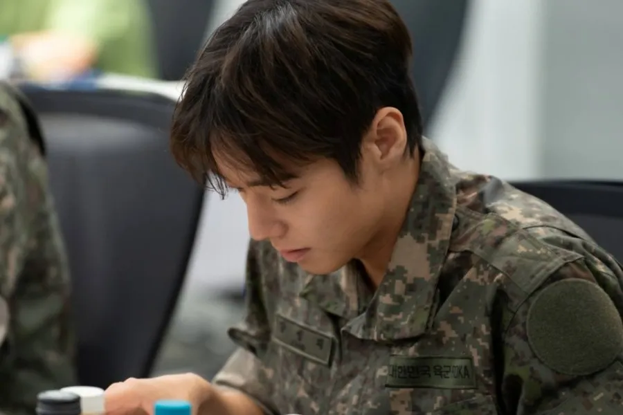 ‘Ator de 10 milhões’ Park Ji-hoon é flagrado de farda no reading de ‘Chwisa-byeong’ (+vídeo)