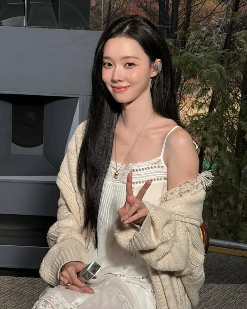 Winter, do aespa, exibe um ombro e faz um "V" fofo em meio a rumores de namoro com Jungkook