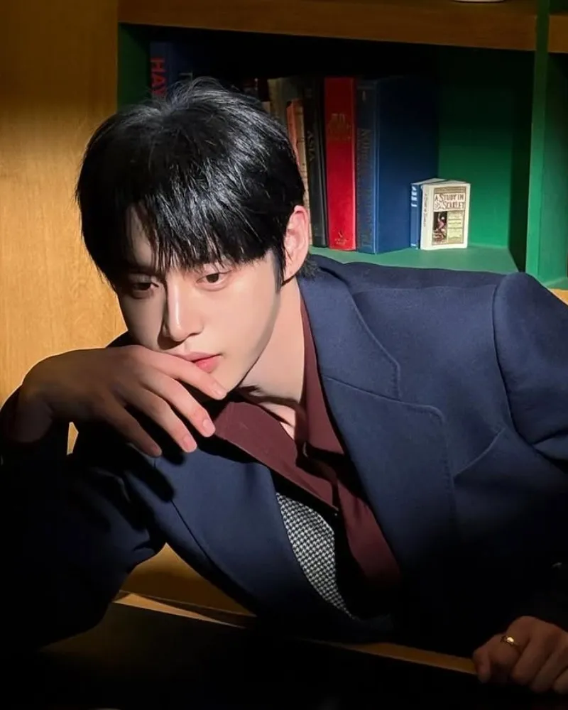 Aos 27, Kim Ji Woong exibe visual que transita entre ator e idol… “Igual ao da estreia”