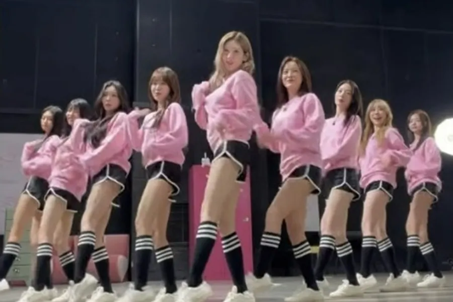 '국민 걸그룹' 아이오아이, 10년 만에 '픽미' 칼군무…추억 소환