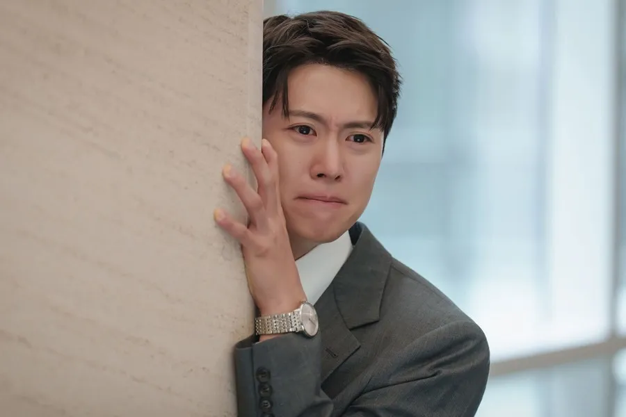 “工作能手”孔明，在《隐秘的稽查》中捕捉到辛酸气质…预告贴合角色的演技