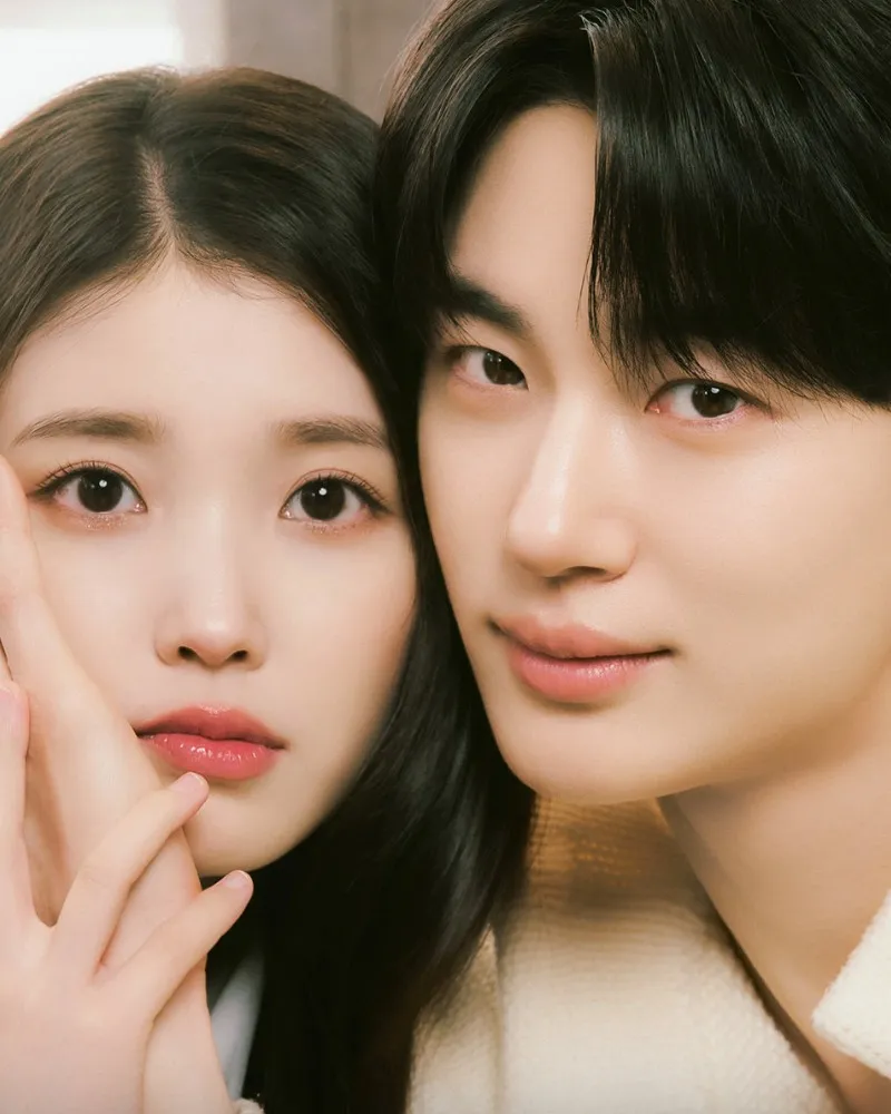 [画报]《大君夫人》IU×边佑锡，颜值组合掀起OTT订阅热