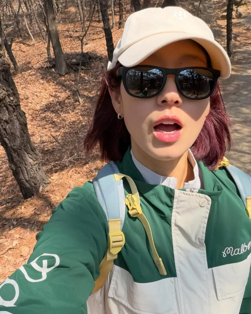 After Second Pregnancy Reveal, Park Shin-hye’s Achasan Hike Goes Viral Again