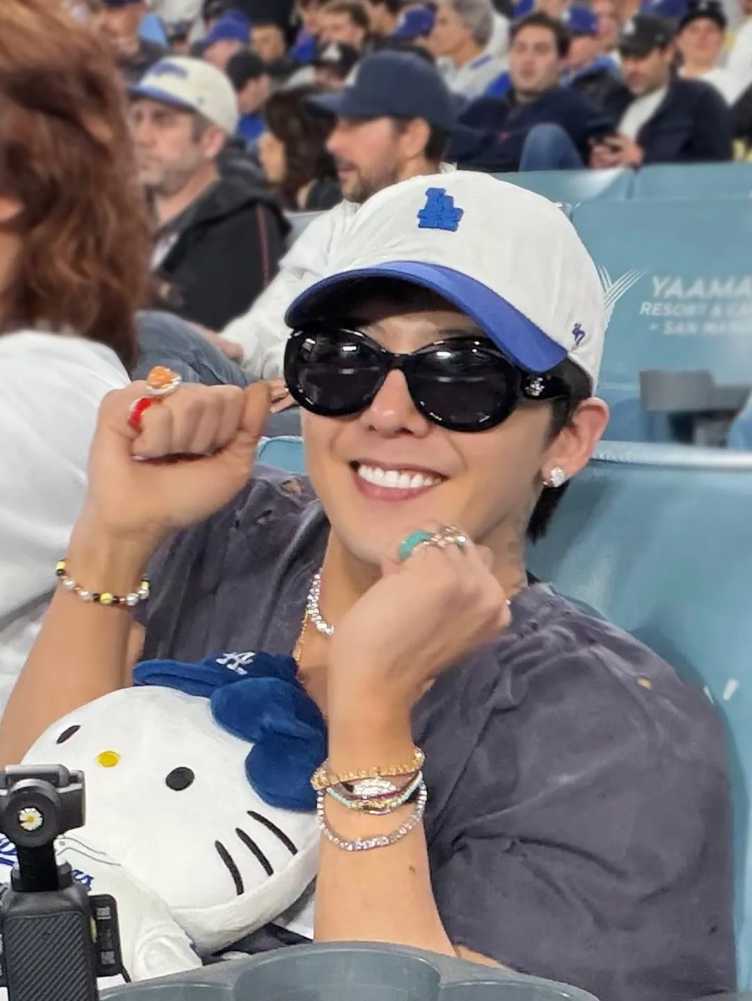 G-Dragon, Hello Kitty, thú bông, LA Dodgers, bóng chày, MLB, BIGBANG, Coachella, Daesung, merch, cháy hàng, đặt trước
