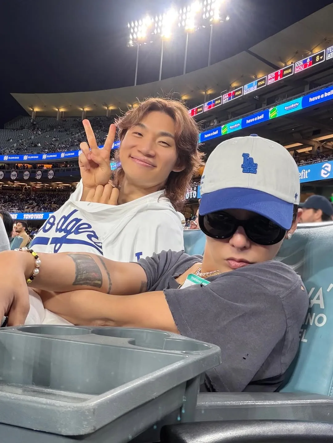 G-Dragon, Hello Kitty, thú bông, LA Dodgers, bóng chày, MLB, BIGBANG, Coachella, Daesung, merch, cháy hàng, đặt trước