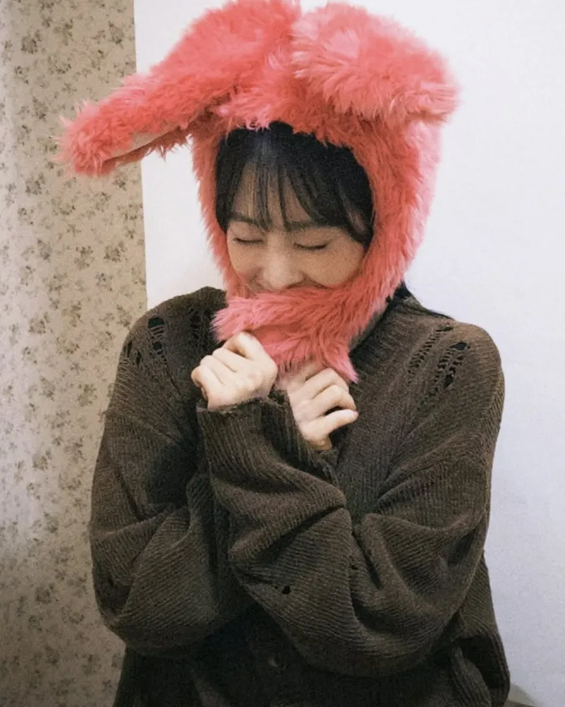 Às vésperas da estreia de 'Goldland', Park Bo-young exibe sua beleza juvenil em alta