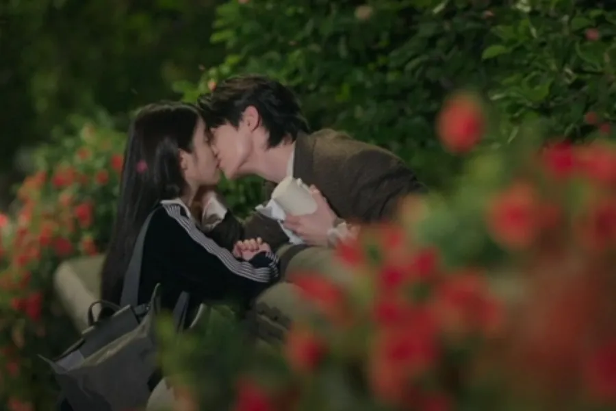 ไอยู♥บยอนอูซอก จูบแรกสุดหวาน ‘ใจเต้นไม่หยุด’…โรแมนซ์เริ่มเดินเครื่องเต็มสูบ