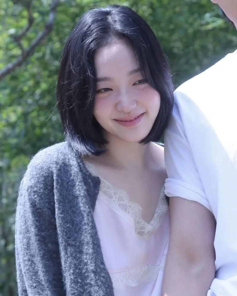 순록이 어깨 살짝…김고은, 화보 촬영장서 '러블리' 가득