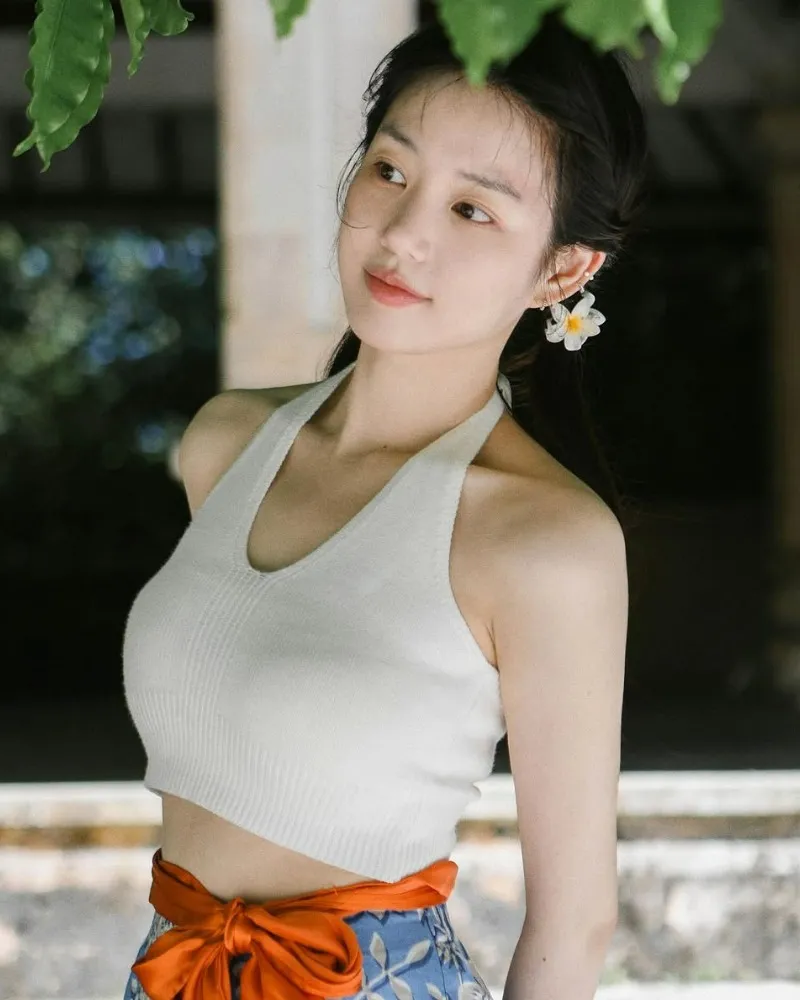 Lee Yu Bi Stuns In A Halter Top While Taking Over Bali — Serving Innocent Yet Curvy Visuals