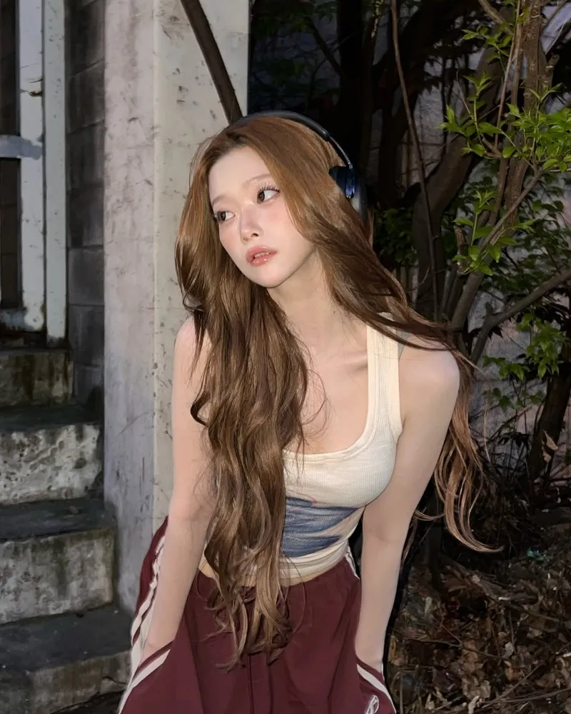 สึกิ แห่งบิลลี กับลุคสปอร์ตี้ ‘เฮดเซ็ต+เสื้อแขนกุด’ เข้ากันเป๊ะ กลิ่นอาย ‘ฟีลดี’ เต็มแม็ก