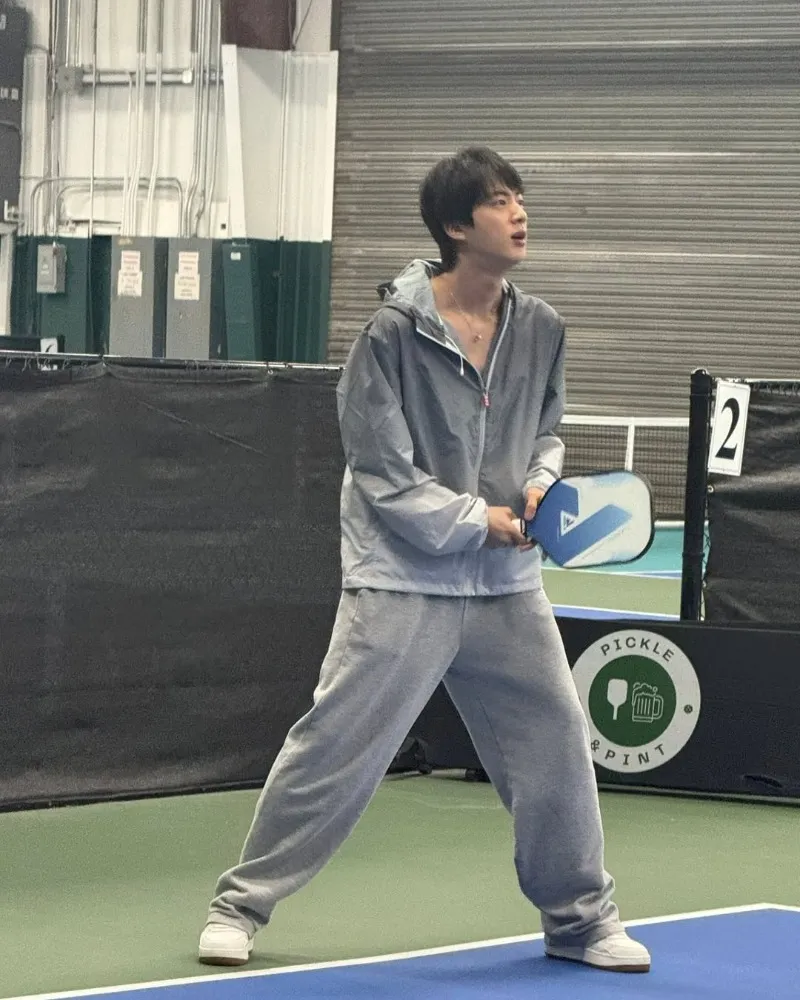 จินแห่ง BTS ถูกจับภาพบนคอร์ตเทนนิส…ท่า ‘OTL’ เกิดอะไรขึ้น?